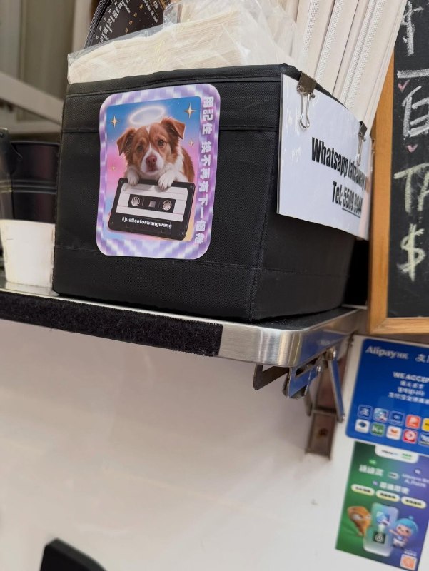 8月8日，有网友在香港上环一家咖啡店发现多张声援“旺旺”的海报和贴纸