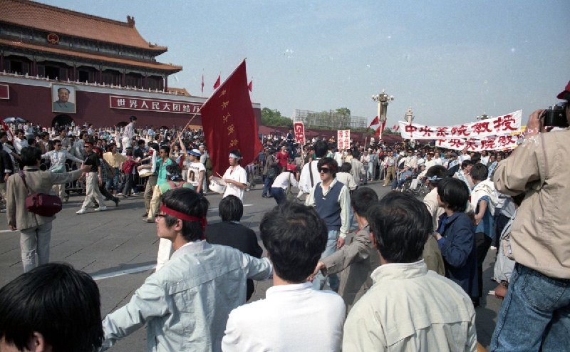 #你没看过的六四 系列图片展18“教授保护学生”天安门广场上，一排排中年人手挽着手，组成一道道人墙