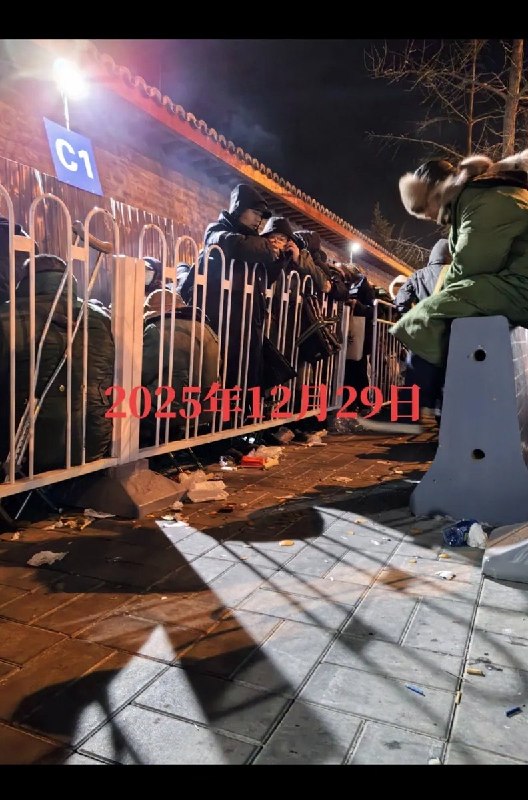 今天的 #上访词典 词条是 ABC区：在三骗胡同外，马路边遮羞墙里的排队的等待区域划分标志