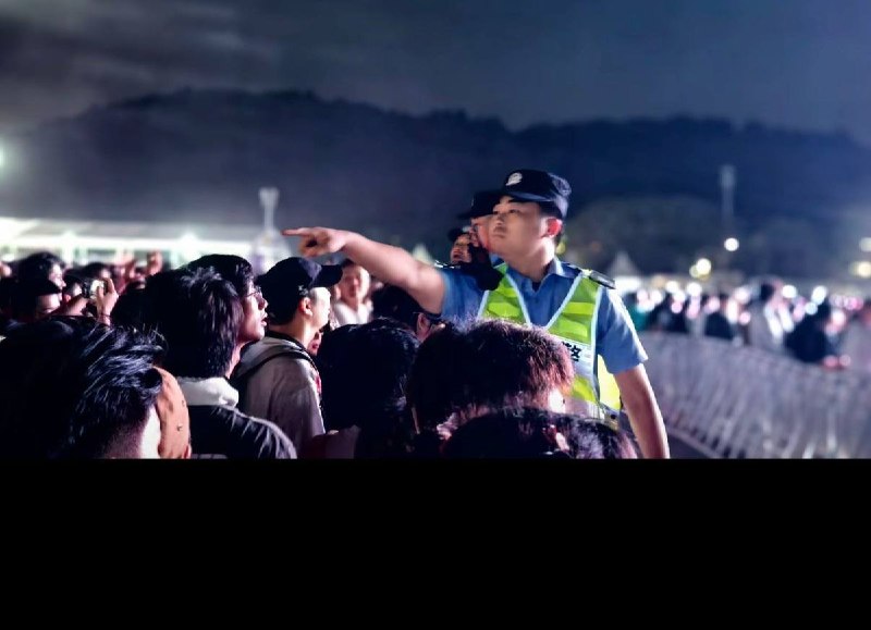 9月27日，广州草莓音乐节演出期间，因有观众参与“开圈/转圈跑”等互动行为，现场舞台随后播放公安机关警告通告，称该行为“严重扰乱音乐节现场秩序”，已违反《治安管理处罚法》