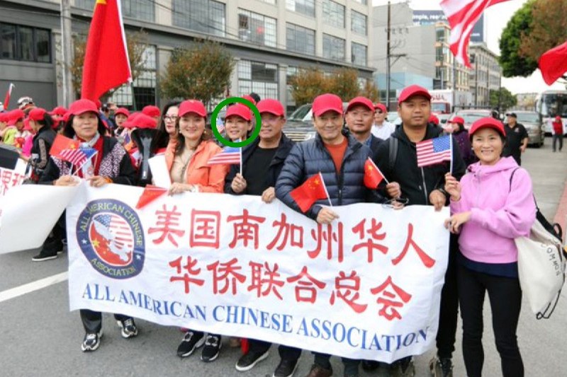 被控监视赖清德家属的张婉莹，曾戴红帽欢迎习近平10月7日，CBS披露，张婉莹2023年曾与侨领蔡成华同行参加迎习活动