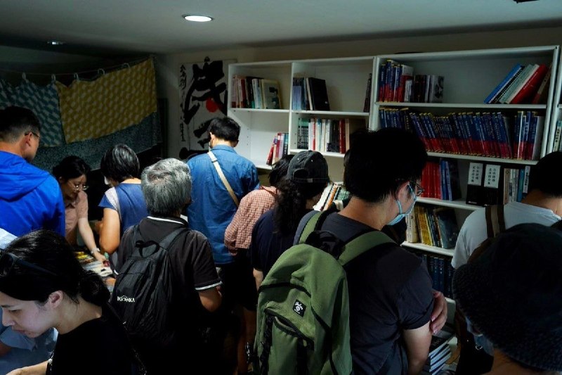 铜锣湾书店台北最后开放，读者依依道别台湾《独立媒体》报道，因老板林荣基上月因癌症在台北辞世，铜锣湾书店本周末（8月1日-2日）最后两天开放，供读者自由定价带走余书