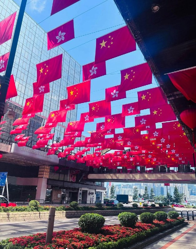 红色香港近日，随着国庆节临近，有网友拍摄到香港街头出现庆祝活动：一群人挥舞国旗高呼“伟大的共产党万岁，正义必胜”，同时一些居民楼挂上了密集的中国国旗，街头也随处可见中国国旗和庆祝标语