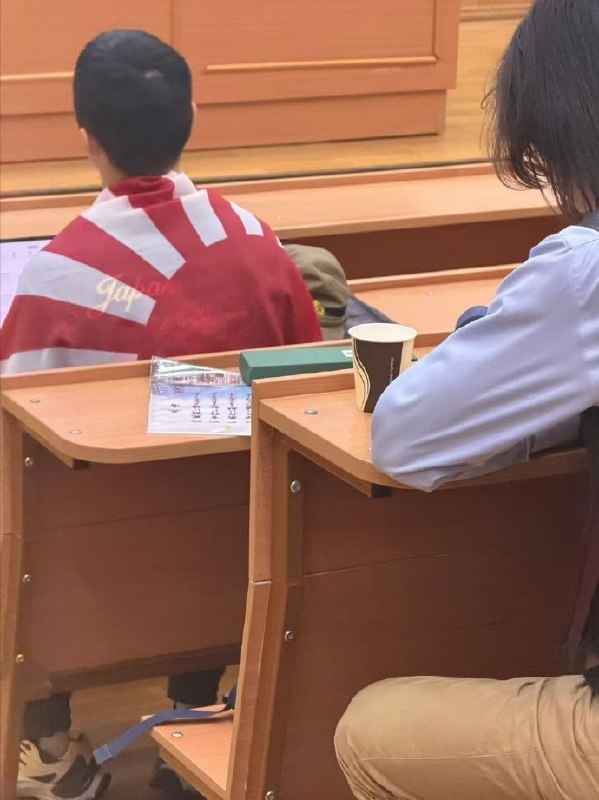 近日，莫斯科国立大学历史系一位中国留学生在课堂上身披旭日旗、桌上摆放日本军帽，被同校中国留学生举报后公开发布视频鞠躬道歉，他表示他的本意是展示日本侵略的象征，并非支持军国主义