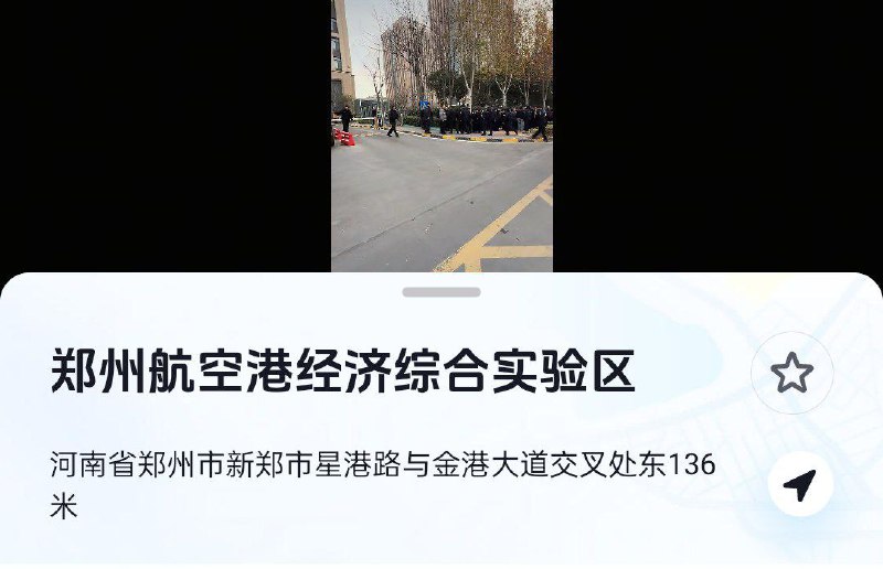12月9日，河南省新郑市，郑州航空港经济综合实验区，一群人举着纸板写着：跪求思念集团瀚海地产李伟，还我1300万血汗钱