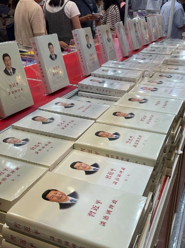 7月15日，香港第36届书展新书发布会，一展台上摆满《习近平谈治国理政》