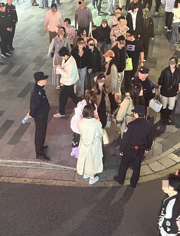 网友投稿：万圣节苏州情况：十全街，街道入口都设置了关卡，任何妆造和特殊服装都会遭到驱赶，而且整条街以及附近的街区几乎十步一个警察在巡逻，遇到任何可能是coser的人都会拦下驱赶当晚拉来了一车特警，每发现一个coser，都会当场几个警察围堵然后强迫拍别人照片，非常不尊重人
