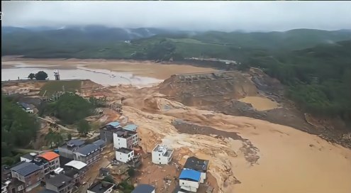 【广西横州洪水】7月6日，广西横州市六蓝水库东侧坝体出现数十米宽溃口