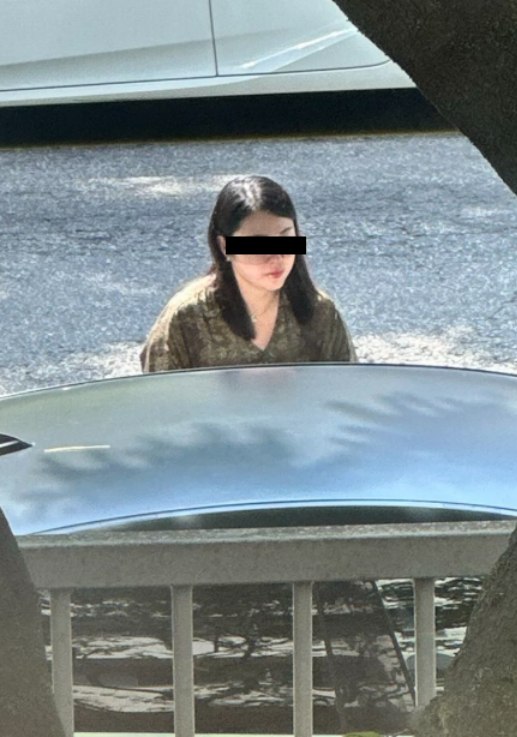 再一名曾负责监视骚扰李老师的中国“间谍”被意大利驱逐8月26日，意大利媒体《Il Foglio》报道，上周六，一名曾涉嫌骚扰和监视李老师的四十多岁的浙江女子，在试图携8岁女儿从米兰马尔彭萨机场入境时，被意大利驱逐