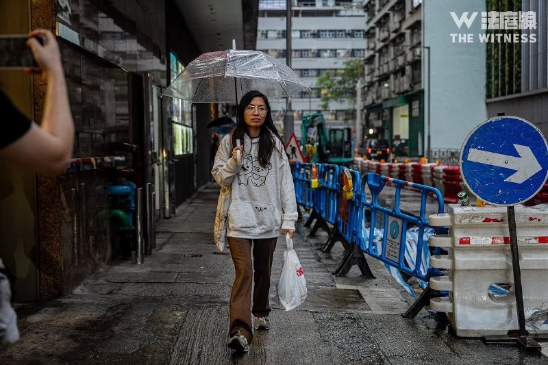 “我是书店店员”女店员获保释7月17日上午，香港留下书舍经理Mandy获准保释，现已离开警署，在亲友陪同下返回，暂未对外回应