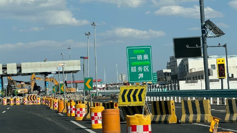 网友投稿：8月21日，新疆连霍高速吐鲁番至哈密路段，部分道路指示牌上的维吾尔族文字标识被遮盖，新更换的路牌仅保留拼音和汉字