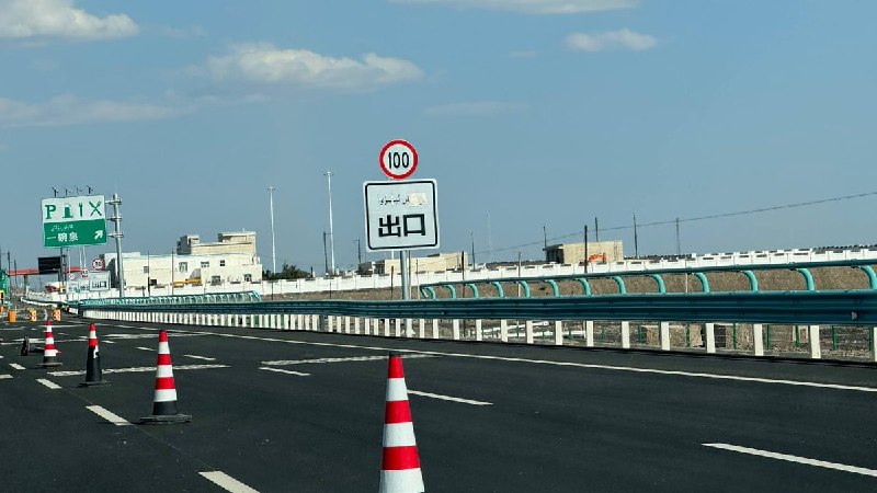 网友投稿：8月21日，新疆连霍高速吐鲁番至哈密路段，部分道路指示牌上的维吾尔族文字标识被遮盖，新更换的路牌仅保留拼音和汉字