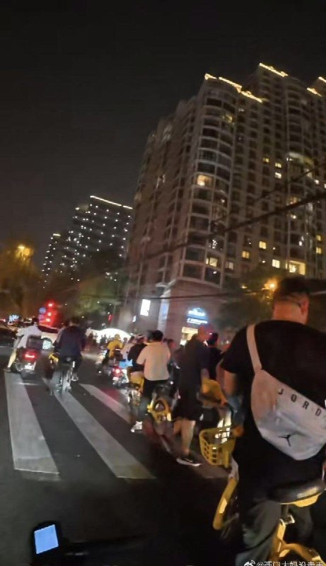 北京四季酒店外，大量民众骑共享单车来围观特朗普查看原文