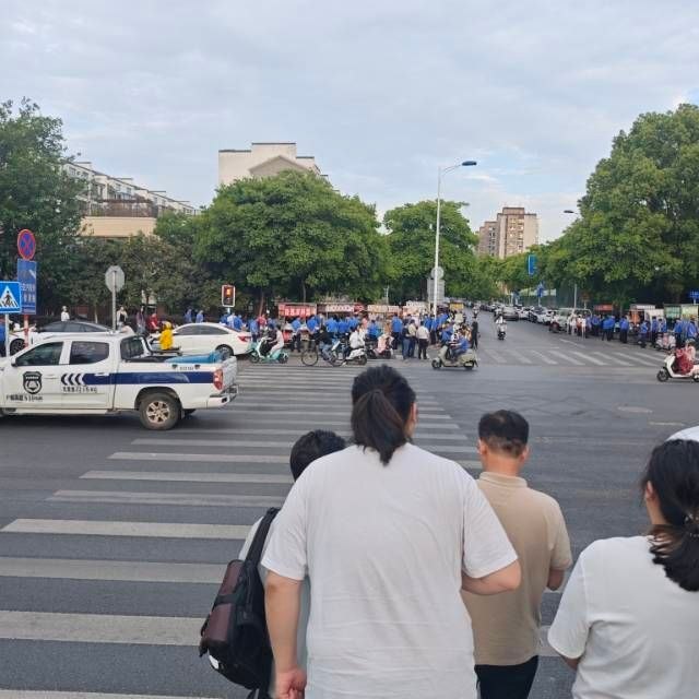 5月18日傍晚，南京传媒学院 当地出动大批城管，围剿南传门口的夜市摊贩