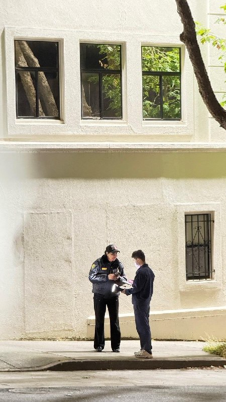 【中国行动 · 光覆之路运动 · 第四站｜旧金山】6月7日夜，旧金山中国总领事馆正面外墙，亮起一名程序员的画面：格子衫、抱着笔记本，回头说