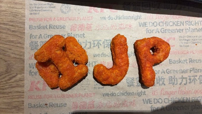 “你这是X近平”9月10日，一网友晒出肯德基“趣味人格字母鸡块”，将鸡块摆成“XJP”的造型，配文“谢谢kfc”