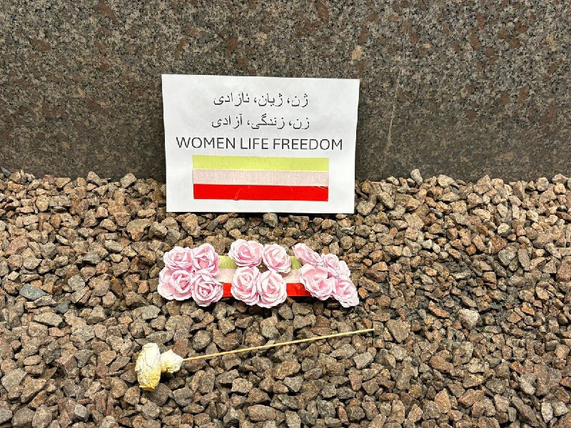 网友投稿：3月8日，在伊朗驻港澳总领事馆附近，有热心人士前来献花，以纪念伊朗革命中的死难起义者，并为伊朗女性及极权统治下的受害者表达支持与鼓励