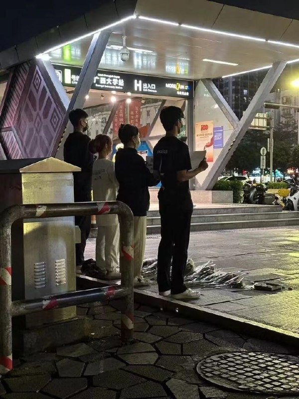 广西大学学生坠亡，网传同学在地铁站口献花悼念，校方通报提醒“网络非法外之地”10月17日晚，广西大学发布通报称，10月12日晚，学生宁某被发现在学校宿舍楼下死亡