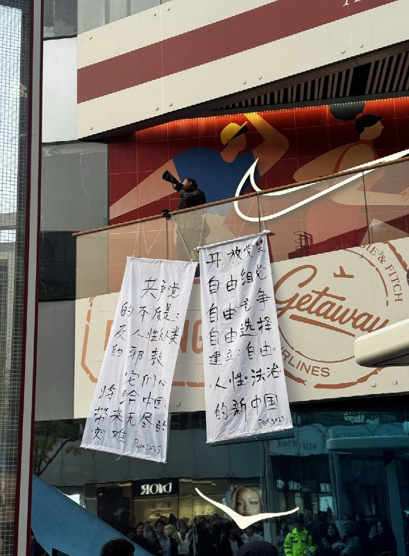 网友投稿：三里屯勇士事件后续，10月26日，北京中央电视塔附近，人行天桥上多了很多守桥员，在此之前是没有这些守桥员的