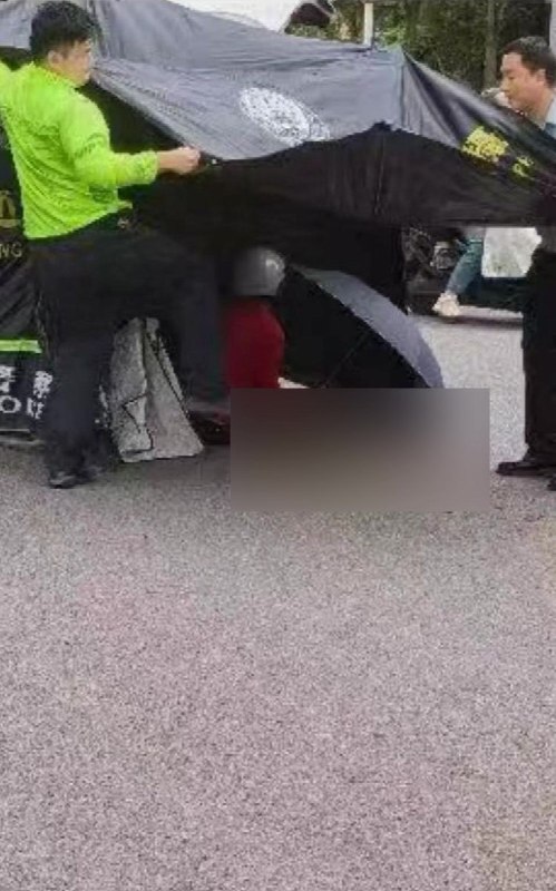 福州长乐公交事故致一年级学生死亡，内部续报两提“舆情管控”网友投稿：10月23日早晨，福建福州长乐区发生一起公交车事故，一名小学生遇难