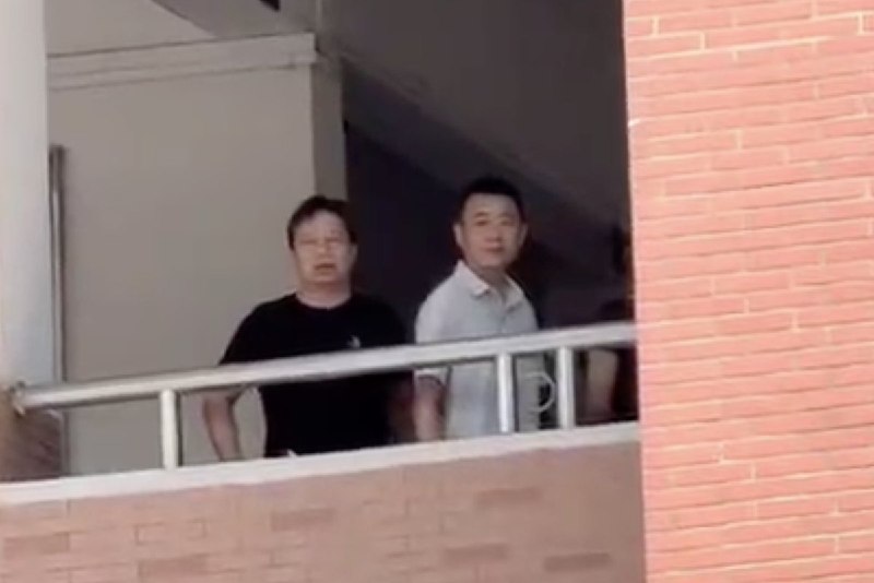 湖北安陆一中罢课抗议学生们聚集在一起，拉起写有“反集权，倡平等，还我暑假二十天！！！”的横幅
