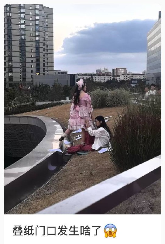 网友投稿：近日，上海杨浦区叠纸游戏公司楼下，一名女子到公司楼下维权并扬言跳楼，现场还洒下大量宣传单