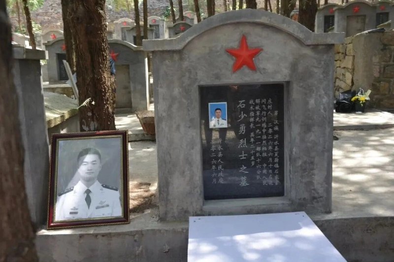 据《南华早报》7月10日报道，6月10日，两名中国海军航空兵飞行员在训练中死亡，其中一人是南部战区海军航空兵战术指挥长、海军上校方明，另一人是25岁的海军中尉石少勇