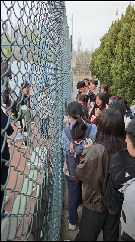 近日，北京航空航天大学，北航沙河校区规定：学生们要走过一条布满各种障碍的路线，到另一端打卡，且每学期要完成32次，以此锻炼学生们的体质