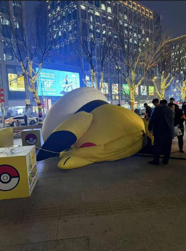 随着 “宝可梦靖国神社”风波发酵，北京中关村刚刚开业的宝可梦官方店撤下了皮卡丘玩偶查看原文📝 引用推文:央视网发文：宝可梦“拜鬼”是惯犯1月30日，在“宝可梦被曝出将在靖国神社举办活动”的消息后央视网发文《三踩历史红线！宝可梦“拜鬼”是惯犯》：“据环球时报报道，宝可梦踩“靖国神社”红线并非首次