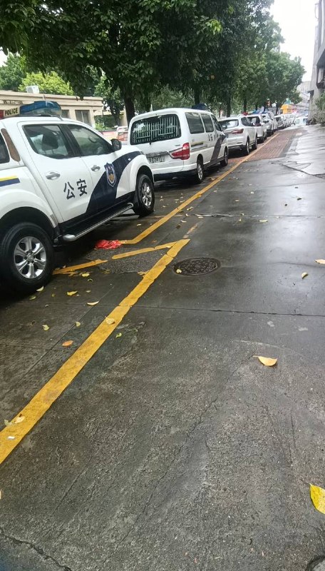 因地域歧视引发的“佛山超盈实验中学事件”继续发酵：最新接到的投稿显示，有大量警力部署到现场
