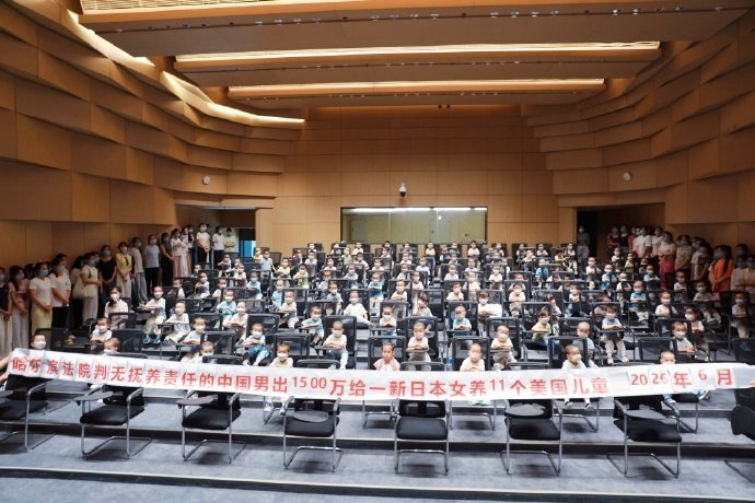 多益董事长徐波晒“孩子合影”，巨型横幅把私人纠纷拍成荒诞现场7月3日，多益网络官方微博发布一张照片，引发网友关注