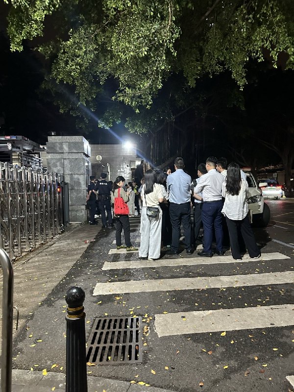 此刻，深圳市政府门口华夏银行深圳分行的员工正在营救因为维权被抓到同事据悉，华夏银行变相裁员1年多，他们跟分行协商已经1年有余，一直在拖延，今天有同事因被指领头组织被抓，现已经失联超过12小时