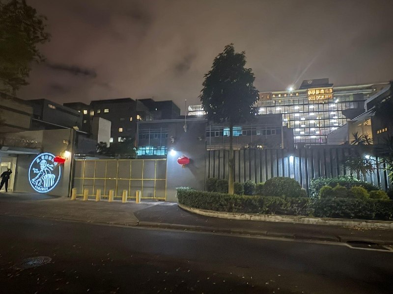 【中国行动 · 光覆之路运动 · 第五站｜悉尼】六月八日夜，中国行动志愿者在悉尼中国领事馆墙面上亮起了一名农民工的画面：安全帽、工装，扛着进城的行李，回头说