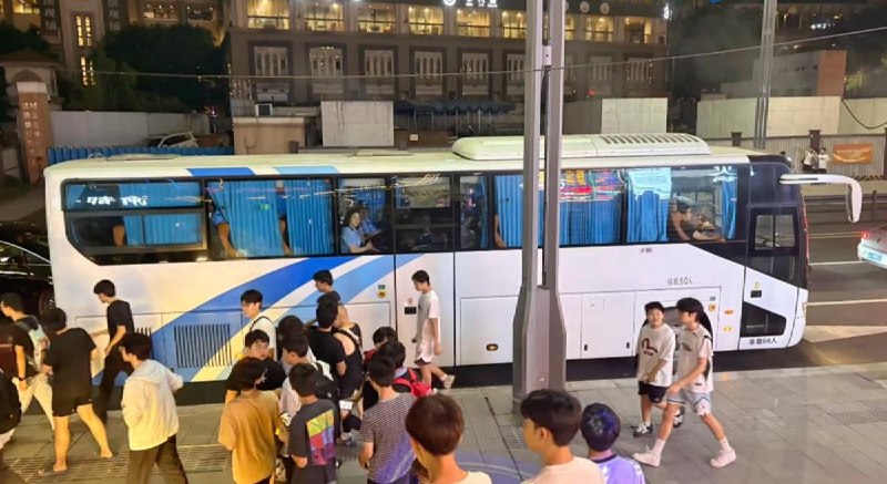 8月19日晚，南滨游艇广场附近有警方人员在大巴车内待命