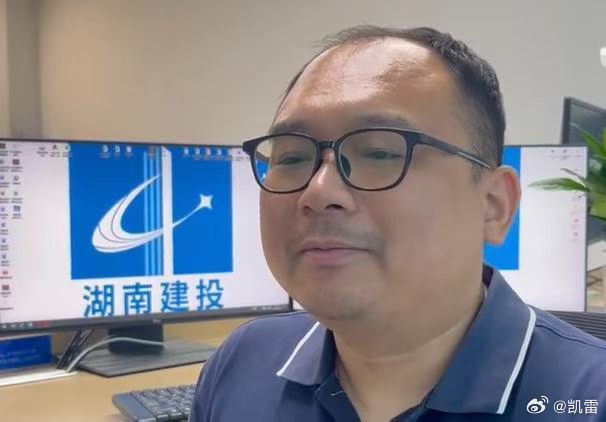 2000年，普京首次以总统身份访华，在北海公园与当时12岁的男孩澎湃合影留恋