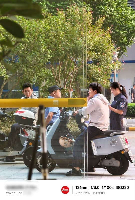 网友投稿：10月30日，深圳多家店门口出现反诈人员巡逻，巡逻力度较以往加强