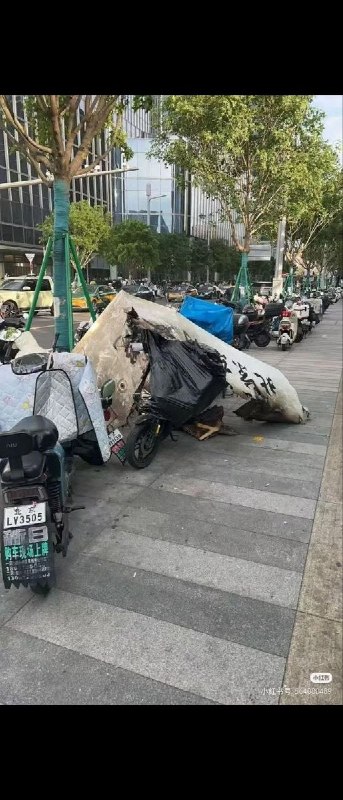 散落在附近的北京中信大厦被撞击现场的残骸查看原文📝 引用推文:北京中信大厦被撞击现场的残骸查看引用原文散落在附近的北京中信大厦被撞击现场的残骸查看原文📝 引用推文:北京中信大厦被撞击现场的残骸查看引用原文