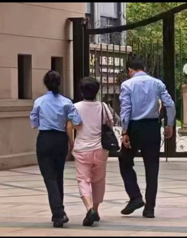 4月14日上午，广东省汕头市一小区内，一名疑似精神异常的阿姨大量抛洒1000元面值港币，评论区有大量网友晒出自己拾取到的钞票，目前该阿姨已被警方带走