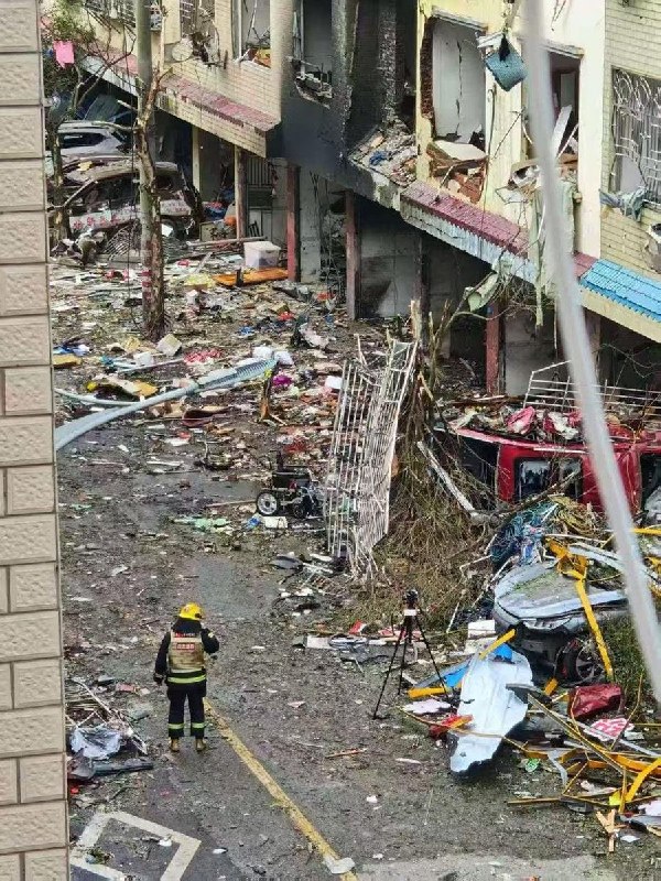 广西桂林兴安县爆炸致7死17伤现场，据现场照片显示，事故造成周边建筑不同程度受损，多处沿街房屋外墙被冲击力掀开或炸毁