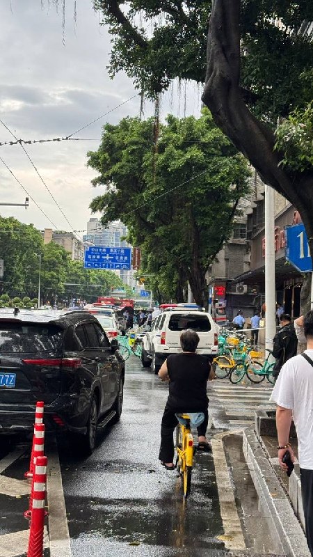 8月31日，广东广州荔湾区中山八路附近疑似发生一起持刀伤人事件
