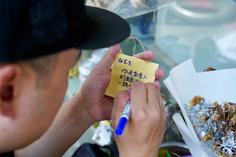 铜锣湾书店台北最后开放，读者依依道别台湾《独立媒体》报道，因老板林荣基上月因癌症在台北辞世，铜锣湾书店本周末（8月1日-2日）最后两天开放，供读者自由定价带走余书