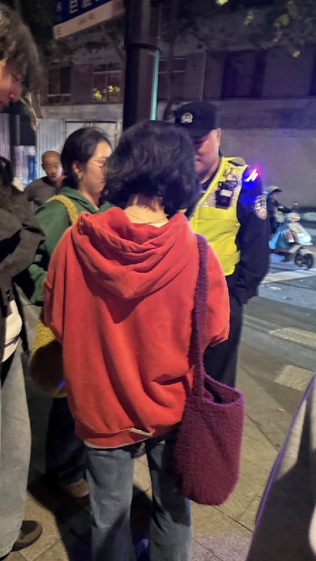 10月31日，上海巨鹿路有人装扮成马里奥，被警察拦下登记身份证、拍照，还被问是哪所学校的，甚至还被要求联系家长