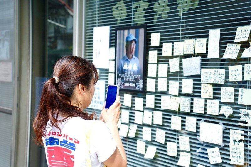 铜锣湾书店台北最后开放，读者依依道别台湾《独立媒体》报道，因老板林荣基上月因癌症在台北辞世，铜锣湾书店本周末（8月1日-2日）最后两天开放，供读者自由定价带走余书