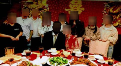假结婚被查8月12日，美国司法部宣布，11名被告因涉嫌策划逾千桩假结婚、为外国人（主要是中国公民）骗取绿卡而遭起诉，涉案网络运作逾十年，堪称美国历史上规模最大的婚姻欺诈案之一