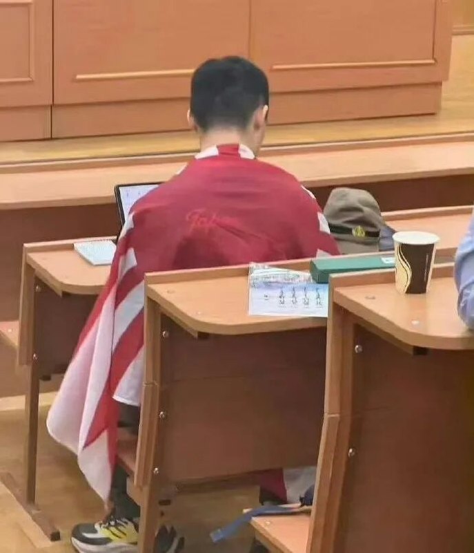 10月19日，据国内媒体报道，莫斯科大学表示将尽快公布对身披旭日旗中国留学生的正式开除决定