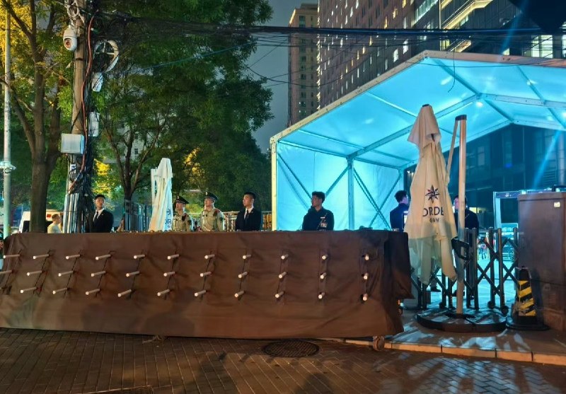 特朗普下榻的北京四季酒店门外安保情况蒙着黑布的拒马