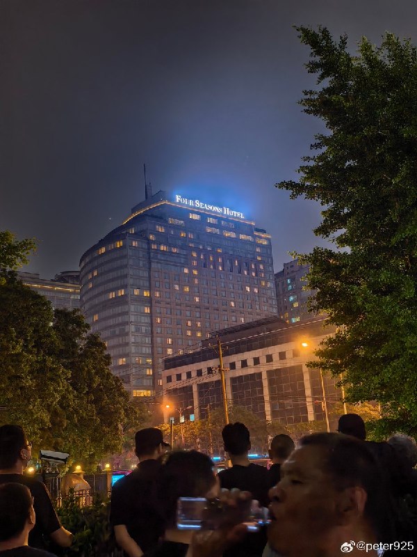 特朗普下榻的顶层总统套房灯火通明大批民众在四季酒店外围观查看原文📝 引用推文:聚集在四季酒店外围观特朗普的北京民众查看引用原文