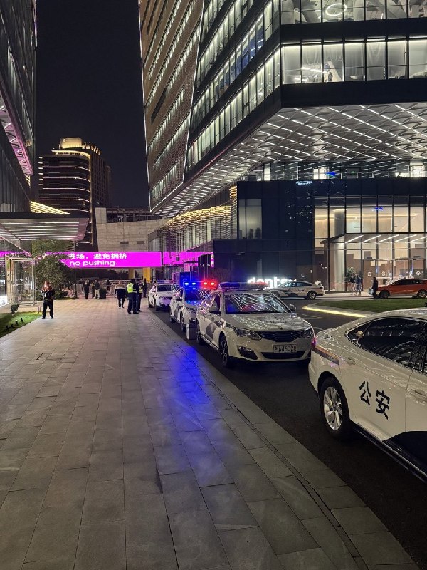 为迎万圣节，上海C·PARK出入口“严防死守”10月30日，有网友晒出上海长宁区C·PARK现场照片：园区周边停有多辆警车，出入口设置金属围栏，有人员驻守