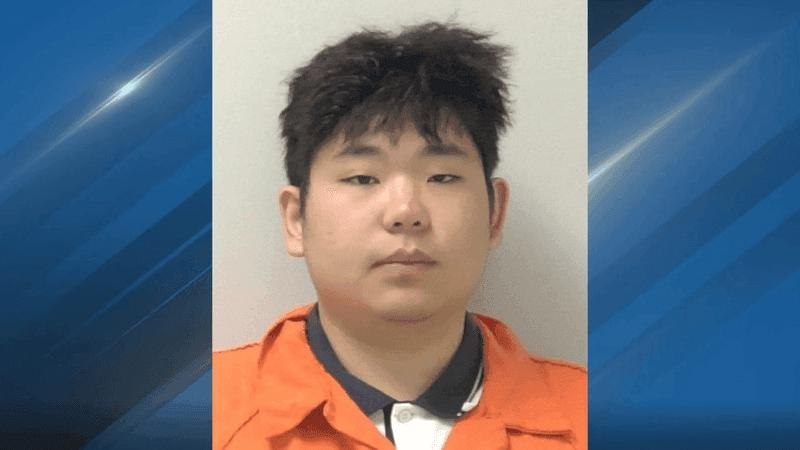 美警方：24岁中国男子涉嫌参与百万美元诈骗，一名老妇被骗近50万美元美国WWMT电视台10月12日报道，24岁中国籍男子孙某（Xiangbo Sun）持旅游签证入境，涉嫌参与全美逾100万美元的诈骗收款