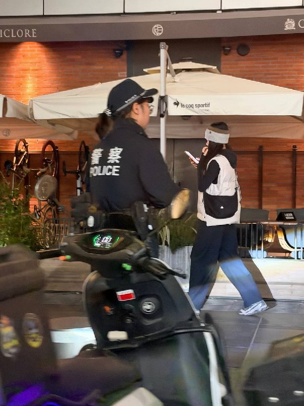 网友投稿：北京三里屯soho，有人cos道士，被六个警察围住，要求脱掉cos装束